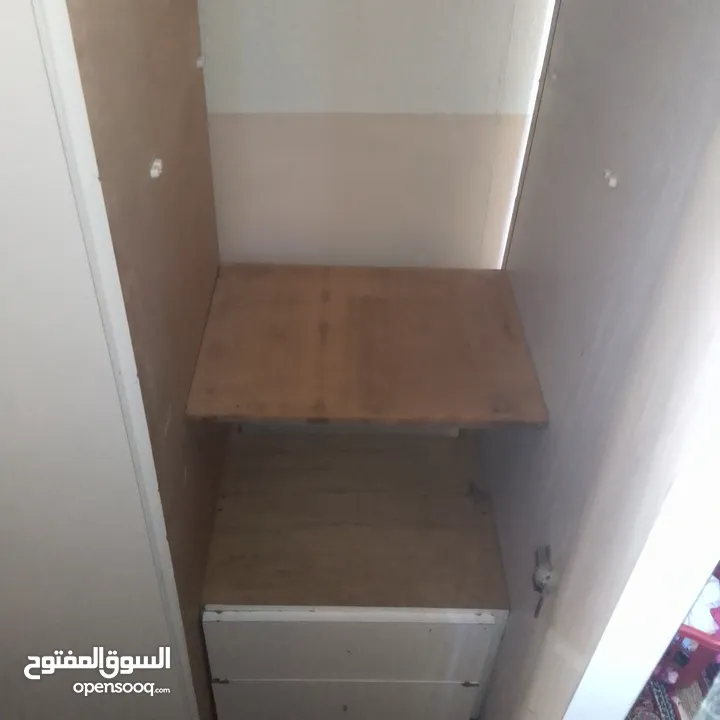 خزانه اربع ضرفات خشب لاتيه ولا شخط فيها ممتازه للبيع