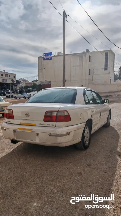 اوبل أوميجا لون ابيض موديل 2000 للبيع