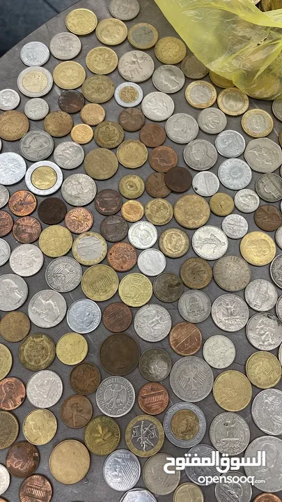 عملات اجنبية وطوابع قديمة