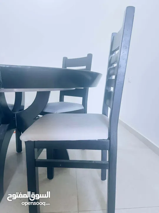طاولة سفرة مع اربع كراسي