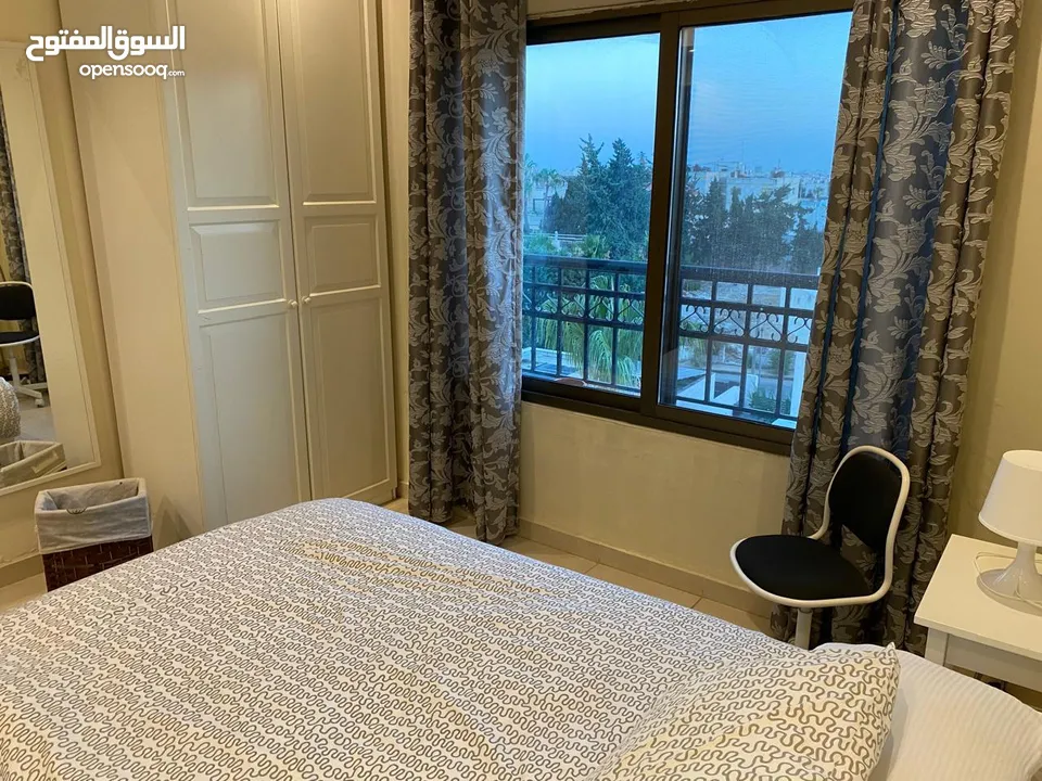 3 غرف نوم ,مفروش مع كامل الاحهزة ، ط4 مقابل فندق سانت ريجز / يوجد غرفتين .حمامين ط3  عبدون