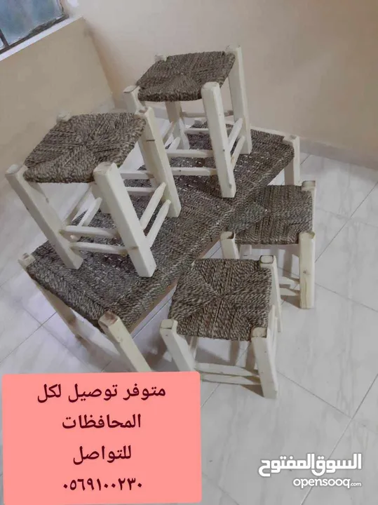 كراسي وطاولات خشب من الخيش اليدوي