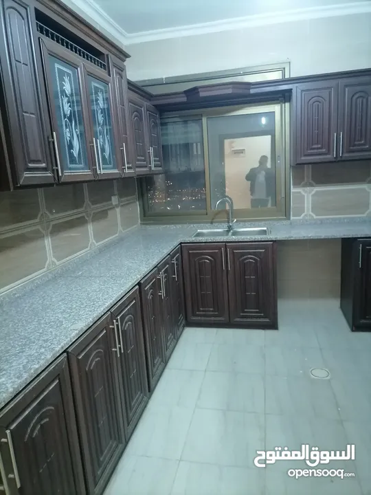 شقه للبيع ابونصير مطله على شارع الاردن