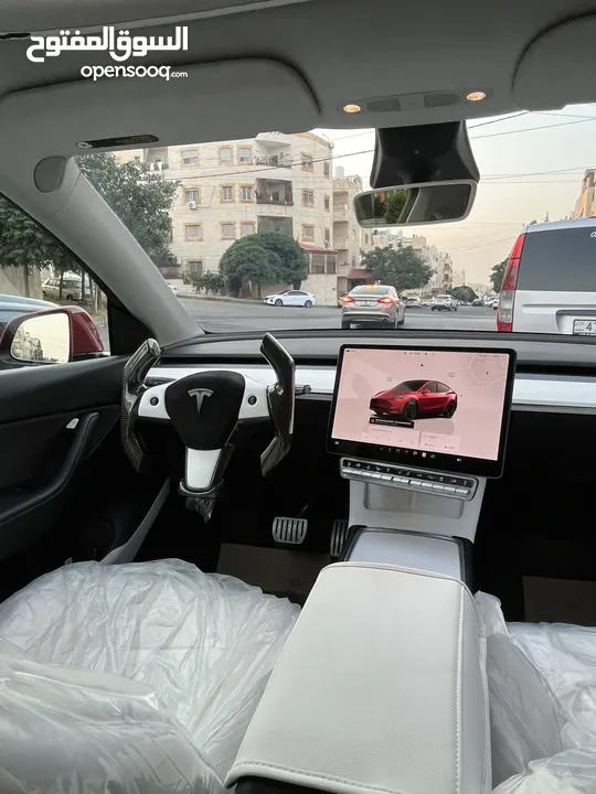 تيسلا Y 2022 performance لون خمري مميزة داخلي ابيض الاداء العالي دفع رباعي وبسعر مغري جداً جمرك جديد