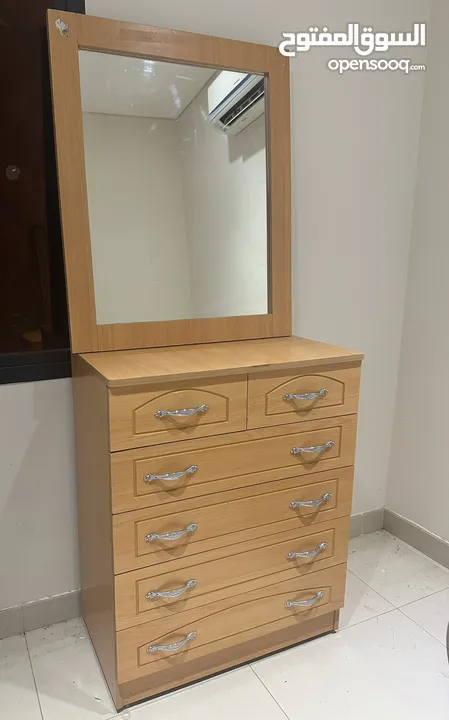 drawer with mirror  (   تسریحه مع مرآة )