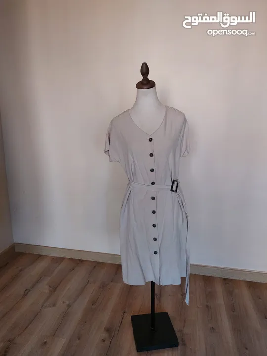 عدة فساتين جديدة و ماركات اسعارها من 10-12 دينار.