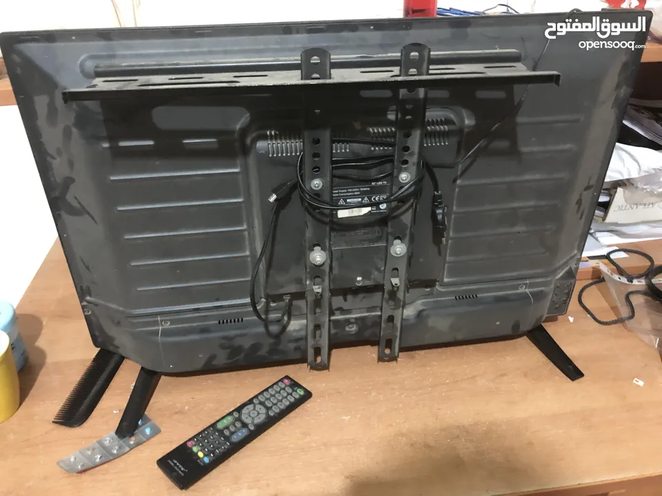 شاشة تلفزيون lcd 32 مع كامل اغراضها