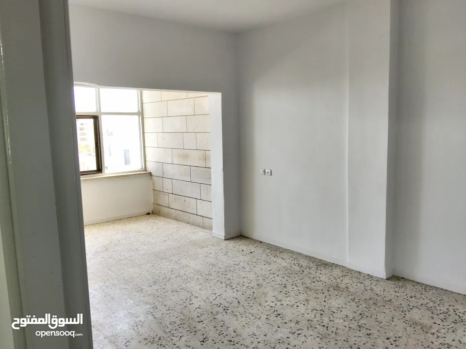 منزل للايجار حلحول الشارع الرئيسي