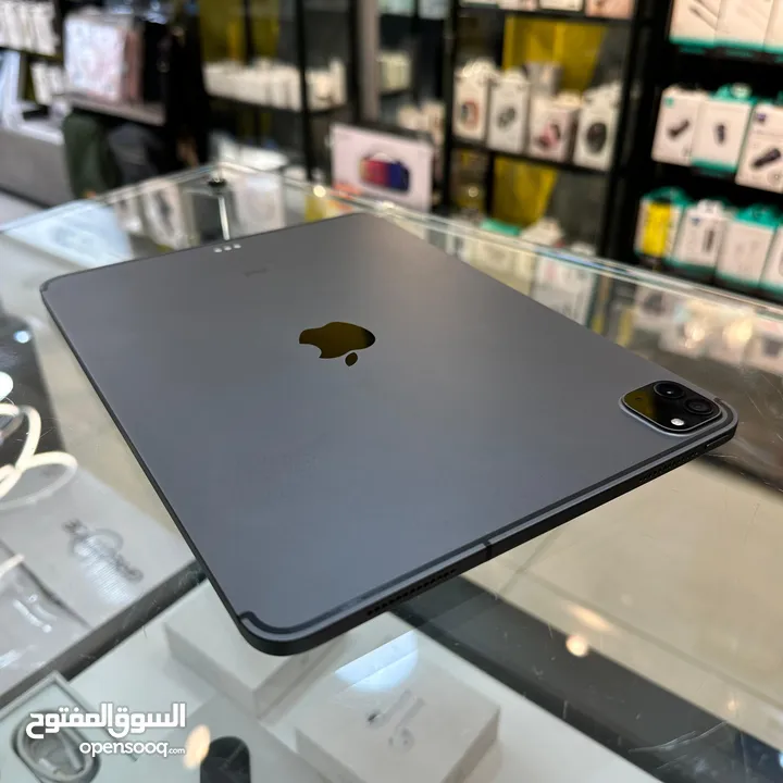iPad Pro 11" 256G WiFi With Apple Pencil    بطارية 87%2 بحالة ممتازة