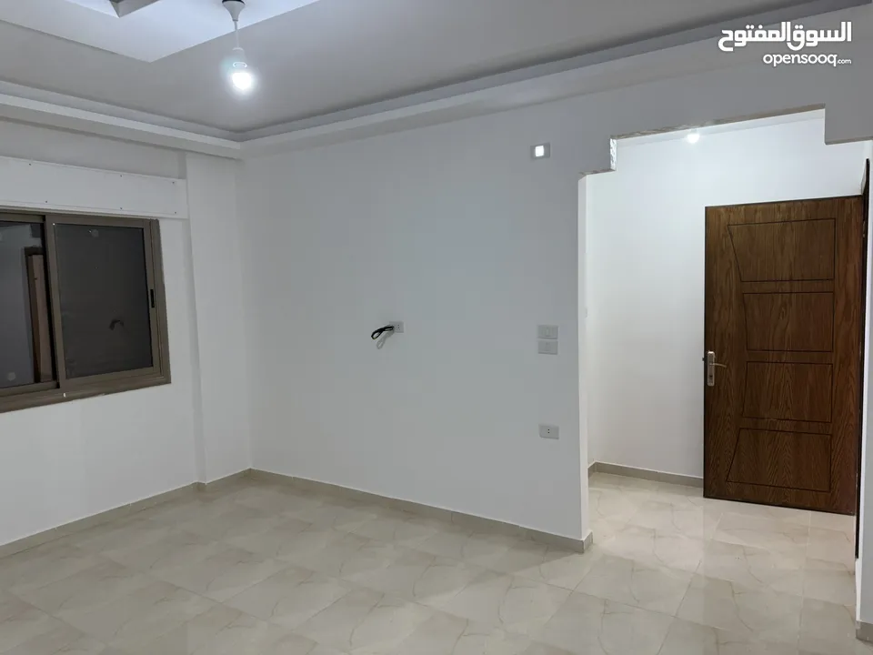 شقة تسوية اولى شبه ارضي سوبر ديلوكس للبيع من المالك مباشرة في ارقى المواقع واجملها في الزرقاء الجديد