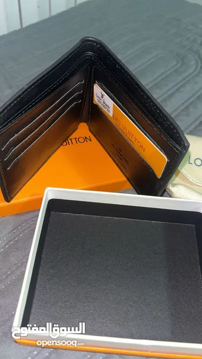 محفظة كوبي ماستر LVللبيع مع البكج تعبها العلبة والحافضة القماش فقط بسعر جيد جدا لون اسود