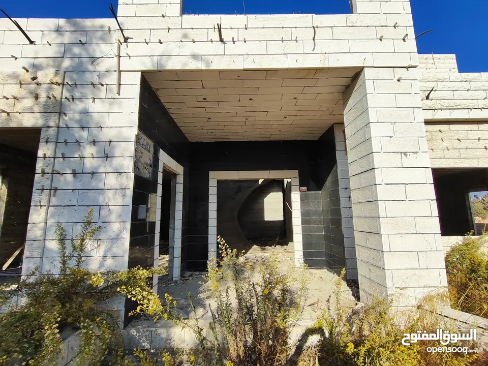 قطعه أرض عليها فيلا عظم للبيع في سطح مرحبا