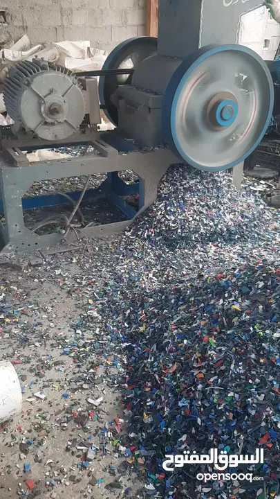 Plastic crushing machine