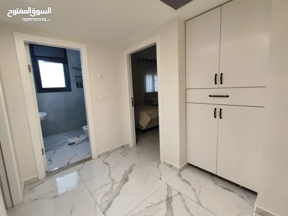 شقة مفروشة جديدة لم تُسكن بعد – سوبر دلوكس الطيرة – خلف مدارس المستقبل