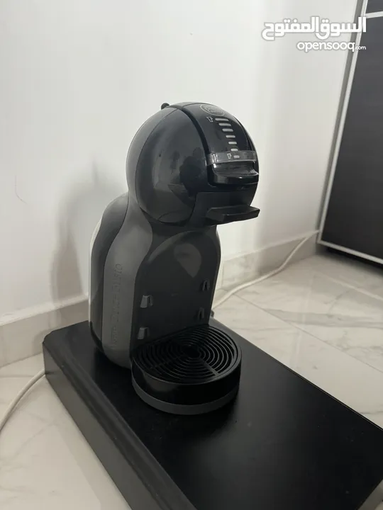 Nescafe Dolce Gusto Machine with tray for 50 capsules.