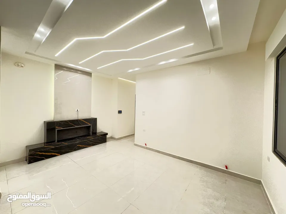 شقة طابق ثاني 150م من المالك تبعد 1كم عن طريق المطار