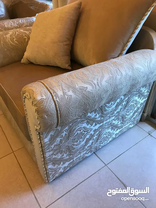 طقم و كنب اسفنج و قماش فخم جدا و جديد و بسعر التنجيد طقم 7 مقاعد شبه جديد مستورد و ليس تجاري