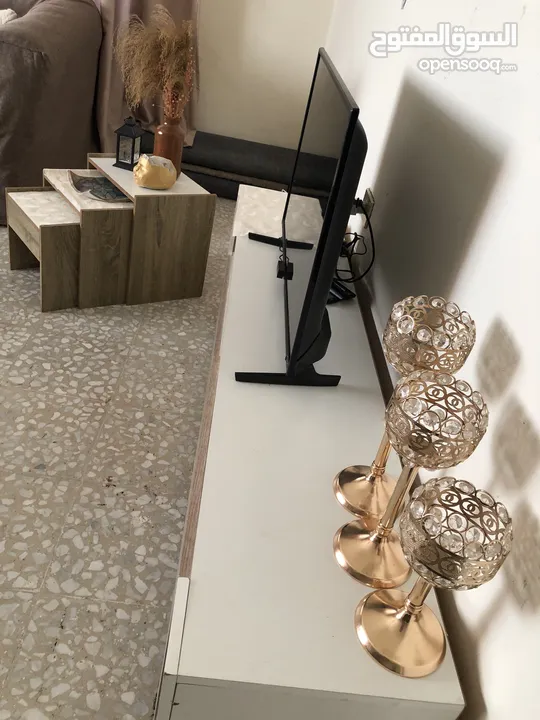 طاولة صالة بالون ابيض و خشبي مع تصميم يناسب جميع الديكورات يمتاز بسهولة التنظيف و يحتوي على خزانتين