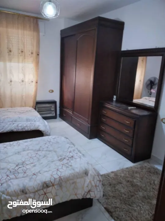 شقه مفروشه ديلوكس كاملة الخدمات للايجار الشهري او السنوي في عمارة سكنيه مخدومة يوجد حارس للعمارة