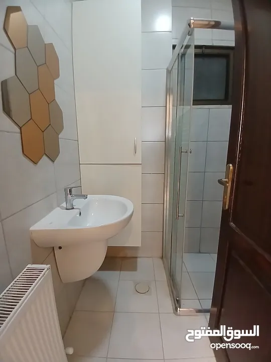 شقه فارغه للايجار سوبر ديلوكس في الجبيهه حي ام زويتينه