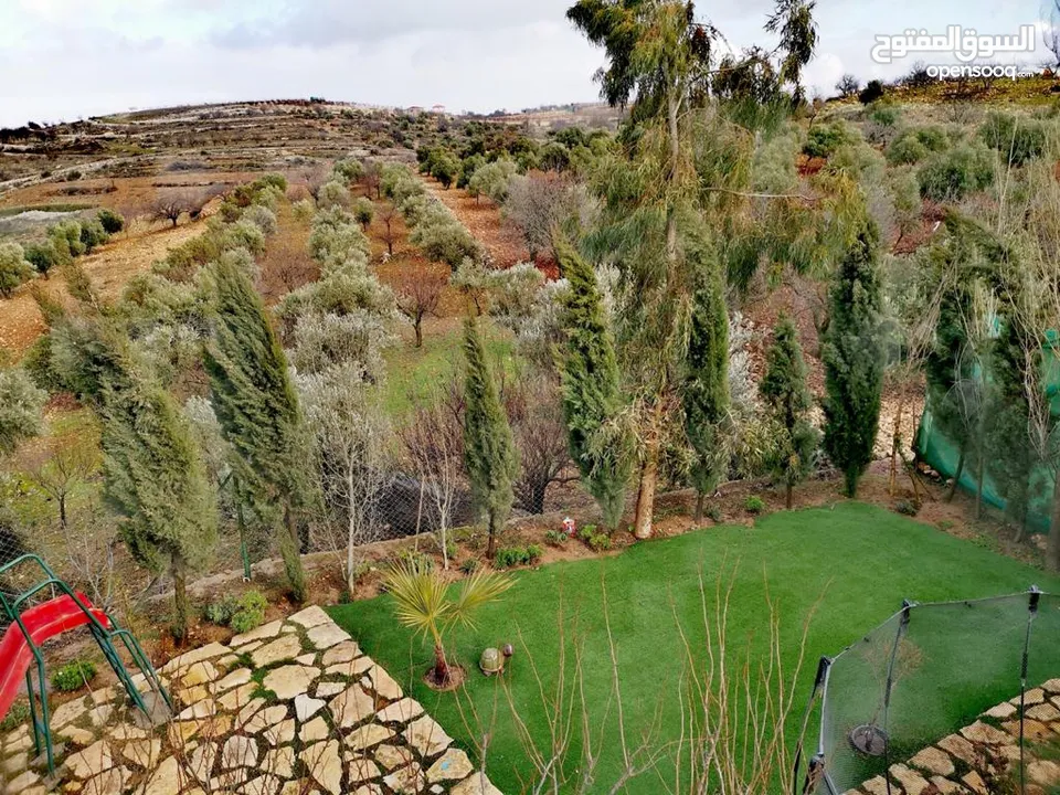 فيلا راقيه مع مسبح موقع مميز جبال جرش غرب جرش  على  تله جبل راقيه جدا