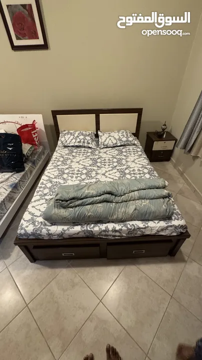 Used queen size bed