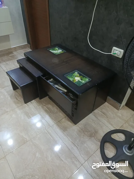 طاولة وسطية مع اربع مساعدات خشب