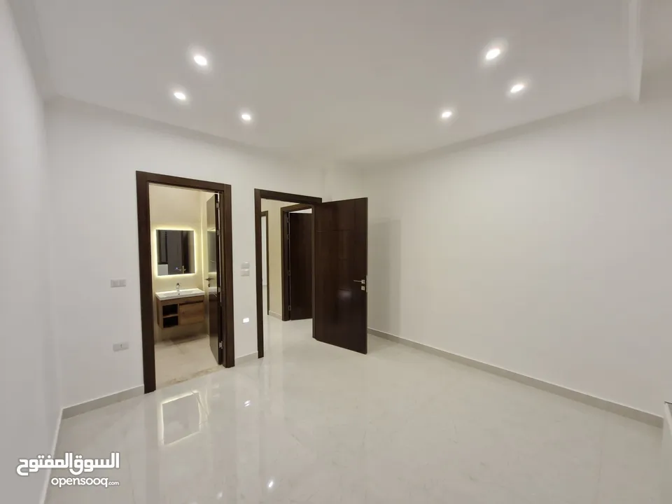 شقة فارهة حديثة ، طابق اول مميزة للبيع في ضاحية الامير راشد ، بمساحة بناء 210 م ، وبتشطيبات راقية .