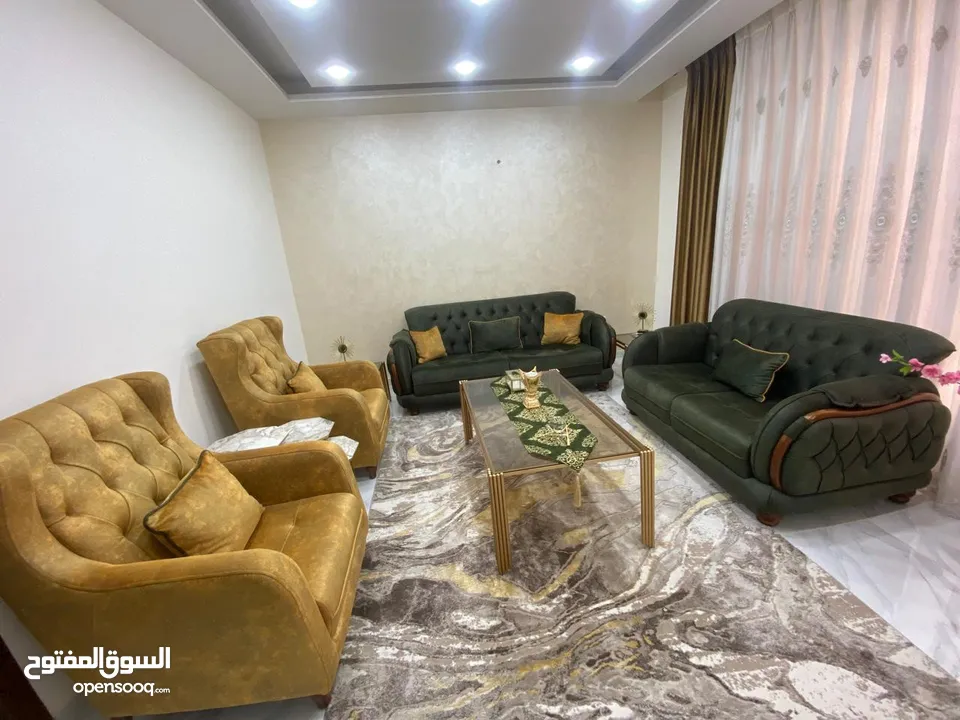 شقة مميزة ارضية تشطيب سوبر ديلوكس في أجمل احياء الياسمين خلف مستشفى الحياة