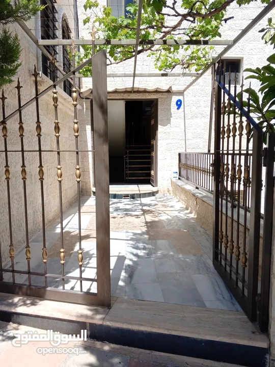 فيلا للبيع  البيادر قرب مسجد حسين خوجا في ارقى المناطق اول بدايه ابو السوس مقبل مشروع الجامعه الجديد
