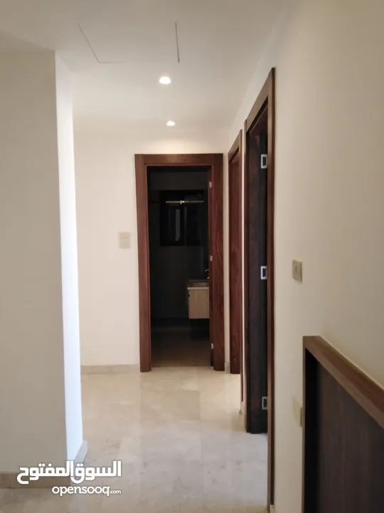 اخير مع روف للبيع في عبدون / الرقم المرجعي : 13666