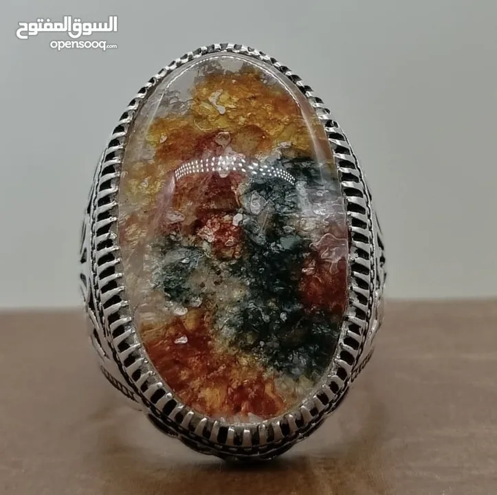 خاتم فضة من العيار الثقيل عيار 925 فعلي متوج بتحفة من الدر النهري التي لن تتكرر