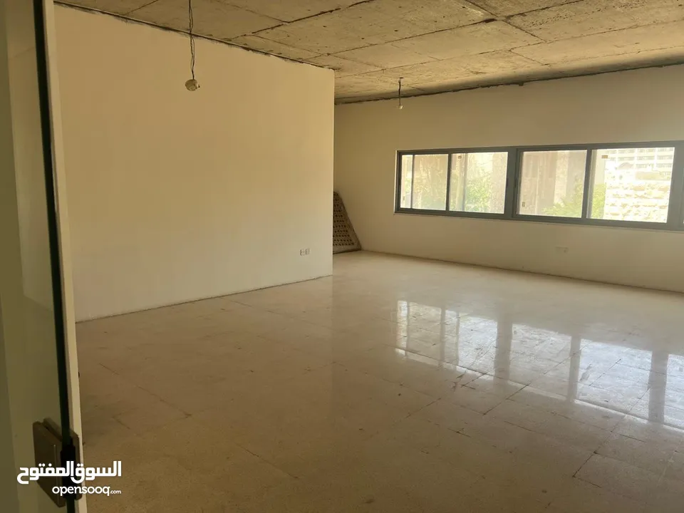 مكتب تجاري للإيجار بموقع مميز في الشميساني - شارع عصام العجلوني - بناية رقم 59