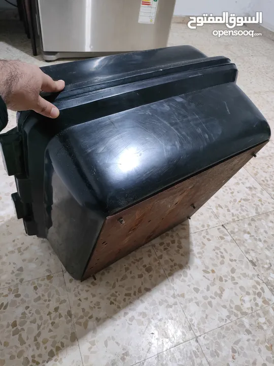 صندوق دلفري 200 ش مستعمل بحالة ممتازه مع قاعده حديد لحمايته من الأوزان الثقيله، الاتصال واتس اب فقط