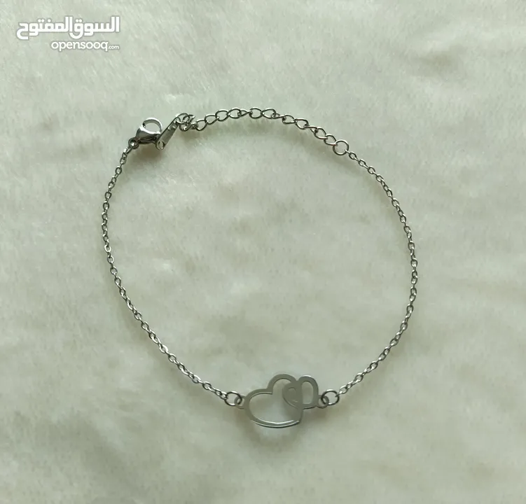 اسوارة ستيل مع تعليقة قلوب حب