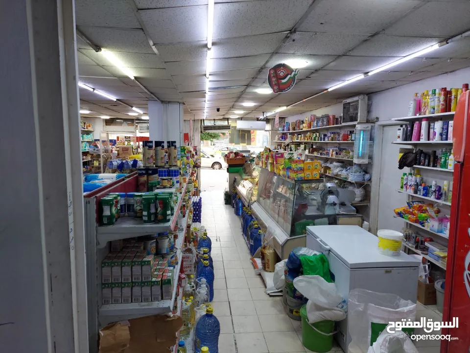 سوبر ماركت مع العدة فارغ للبيع