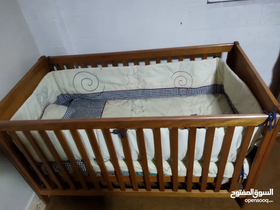 سرير اطفال ماركة  Mothercare  صناعة بريطانيه    أبعاده  140 *70*88