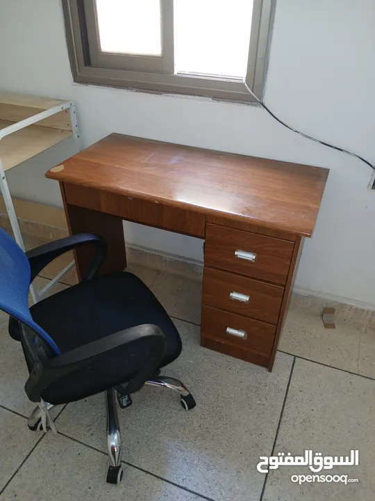 مكتب وكرسي