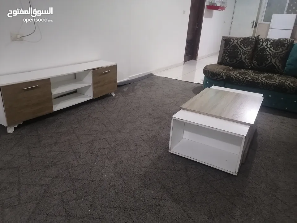 كورنر 7 مقاعد للبيع المستعجل السفر مع طاوله وسط وطقم سيرفس  وطاوله تلفزيون
