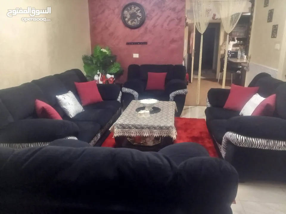 طقم كنب نضيف خالي من العيوب والمزع والحرق والكسر مع البرادي  للبيع