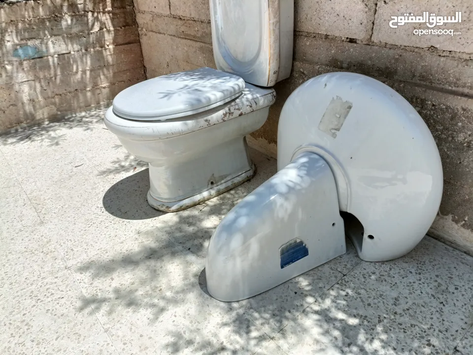 طقم حمام افرنجي سعودي مع مغسلة تعليق بحالة الجديد استعمال اشهر نظيف جدا  الرصيفة حي الرشيد  السعر