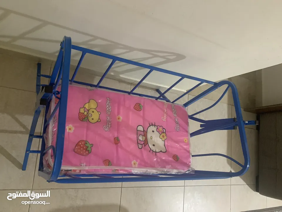 سرير اطفال مع فرشة ( استخدام بسيط جدا حوالي شهرين)