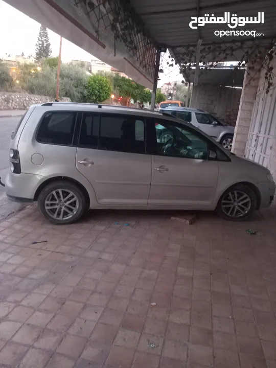 السياره فيها قشره مرشه جه الشفير