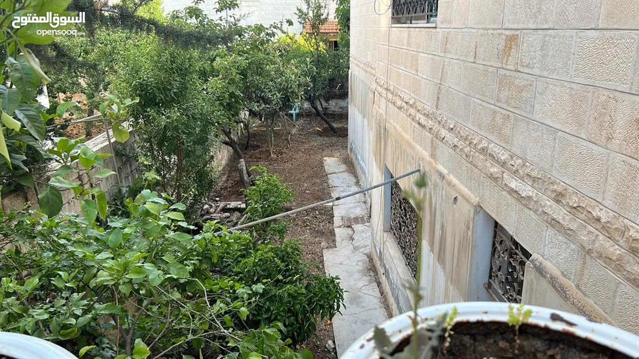 فيلا مستقله في خلدا خلف اكاديميه عمان الارض 650م والبناء 550م مكونه من 3 سكنات