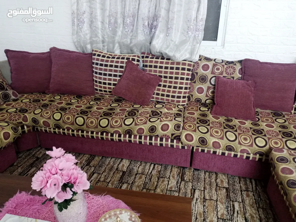 طقم كنب خليجي مستعمل ارضيه خشب يغطي غرفه 4*4