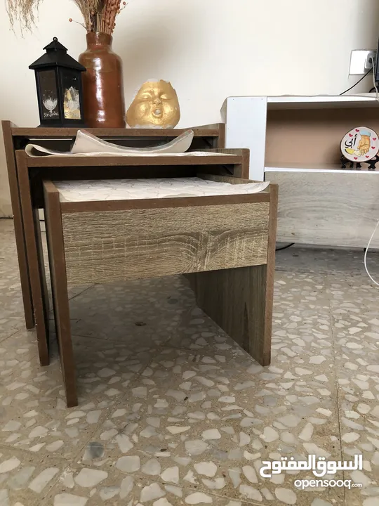 طاولة صالة بالون ابيض و خشبي مع تصميم يناسب جميع الديكورات يمتاز بسهولة التنظيف و يحتوي على خزانتين