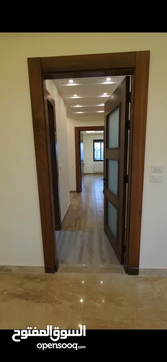شقة مميزة طابق ثاني مساحة 206 م - طريق المطار - مقابل سوبر ماركت 911-سكن أ - شركة رمضان مميل للاسكان