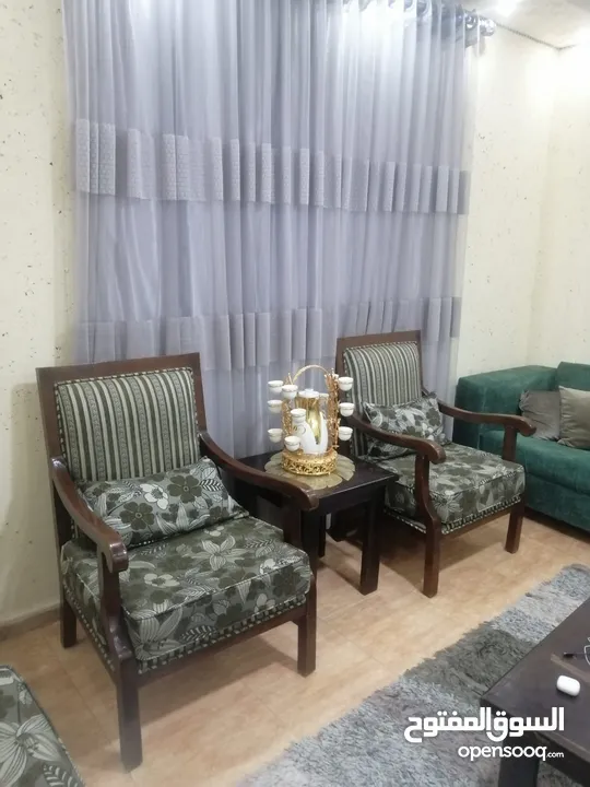 طقم كنب سبع مقاعد نظيف واستعمال بسيط مع ثلاث طاولات وسط بحاله جيده