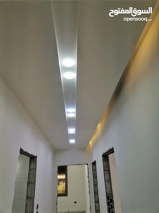 شقه طابق ارضي مدخل خاص وكراج خاص وساحه للبيع على شارع البترا شرق اربد مول قراند وكازيه الرجوب