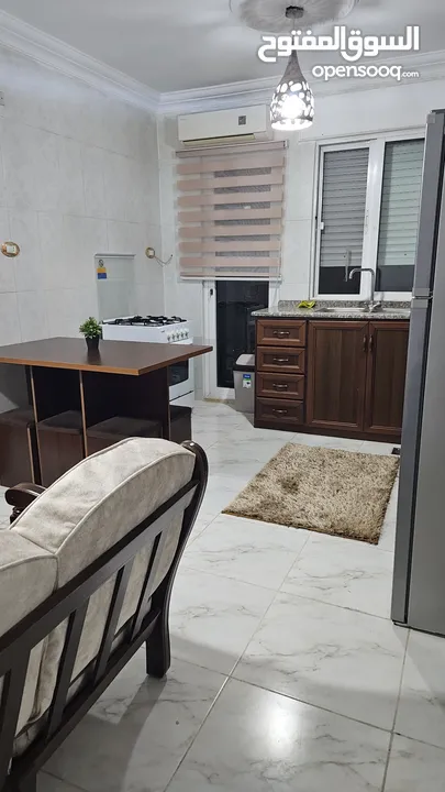 شقه مفروشه ديلوكس كاملة الخدمات للايجار الشهري او السنوي في عمارة سكنيه مخدومة يوجد حارس للعمارة